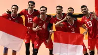 Sejumlah pemain Timnas Bola Voli Putra Indonesia merayakan kemenangan pada laga final SEA Games 2023 di Phnom Penh, Kamboja, Minggu (08/05/2023). Skuad asuhan Jeff Jiang Jie menang tiga set langsung (25-21, 25-10, 25-15) atas tuan rumah Kamboja. (Bola.com/Abdul Aziz)