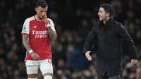 Manajer Arsenal Mikel Arteta, kanan, dan Ben White dari Arsenal, kiri, saat pertandingan sepak bola Liga Premier Inggris antara Arsenal dan West Ham di stadion Emirates di London, Inggris, Kamis, 28 Desember 2023. (AP Photo/Alastair Grant)