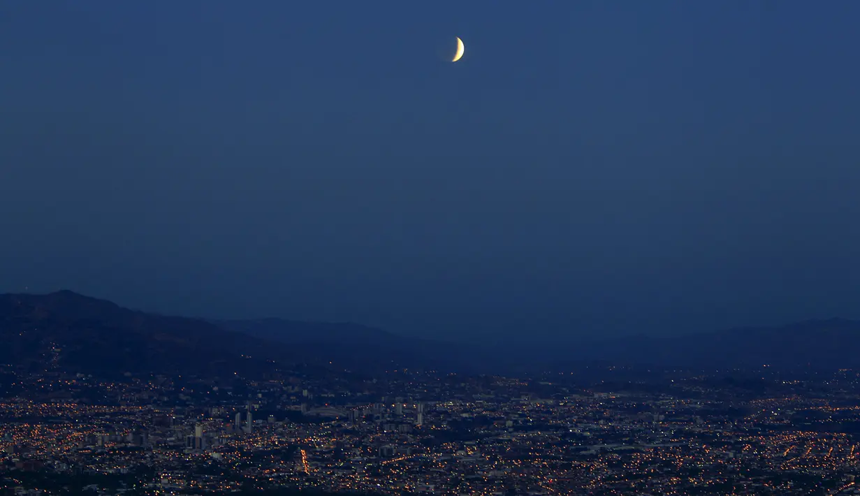 Keindahan gerhana bulan di atas langit kota San Jose di Rancho Redondo, Sabtu (4/4/2015). (REUTERS/Juan Carlos Ulate)