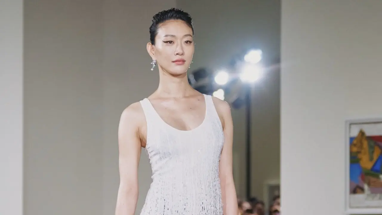 Comeback dengan Baby Bump, Model Korea Sora Choi Pancarkan Aura Bumil Fierce di Runway Chanel
