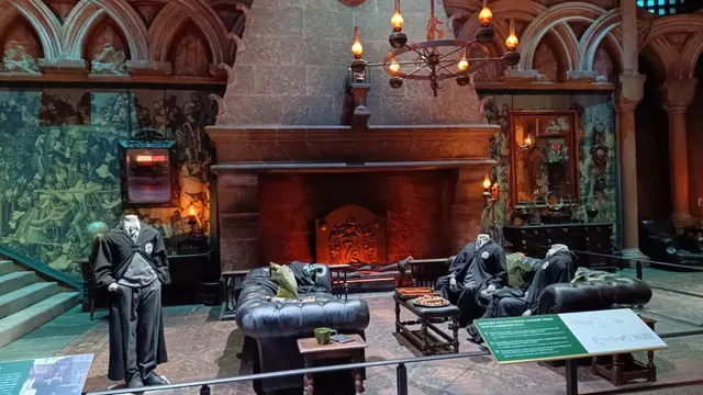Rang Slytherin jauh dari kastil Hogwarts di sebuah penjara bawah tanah di bawah danau hitam.