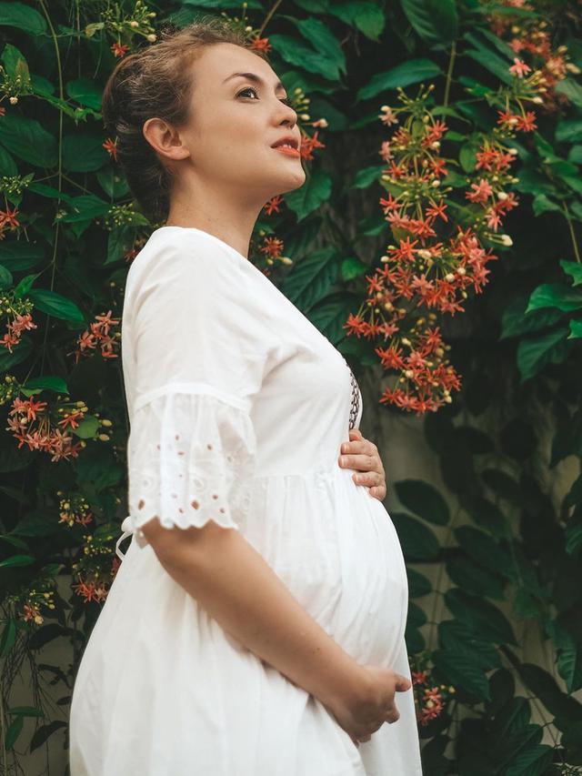 5 Pemotretan Rianti Cartwright Rayakan Tujuh Bulan Kehamilan di Tengah Pandemi