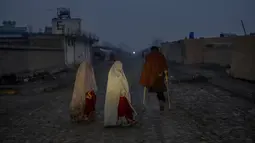Banyak pengungsi Afghanistan tiba di perbatasan Torkham untuk pulang ke rumah mereka sesaat sebelum berakhirnya tenggat waktu yang ditetapkan pemerintah Pakistan bagi mereka yang berada di negara itu secara ilegal, atau menghadapi deportasi. (AP Photo/Ebrahim Noroozi)