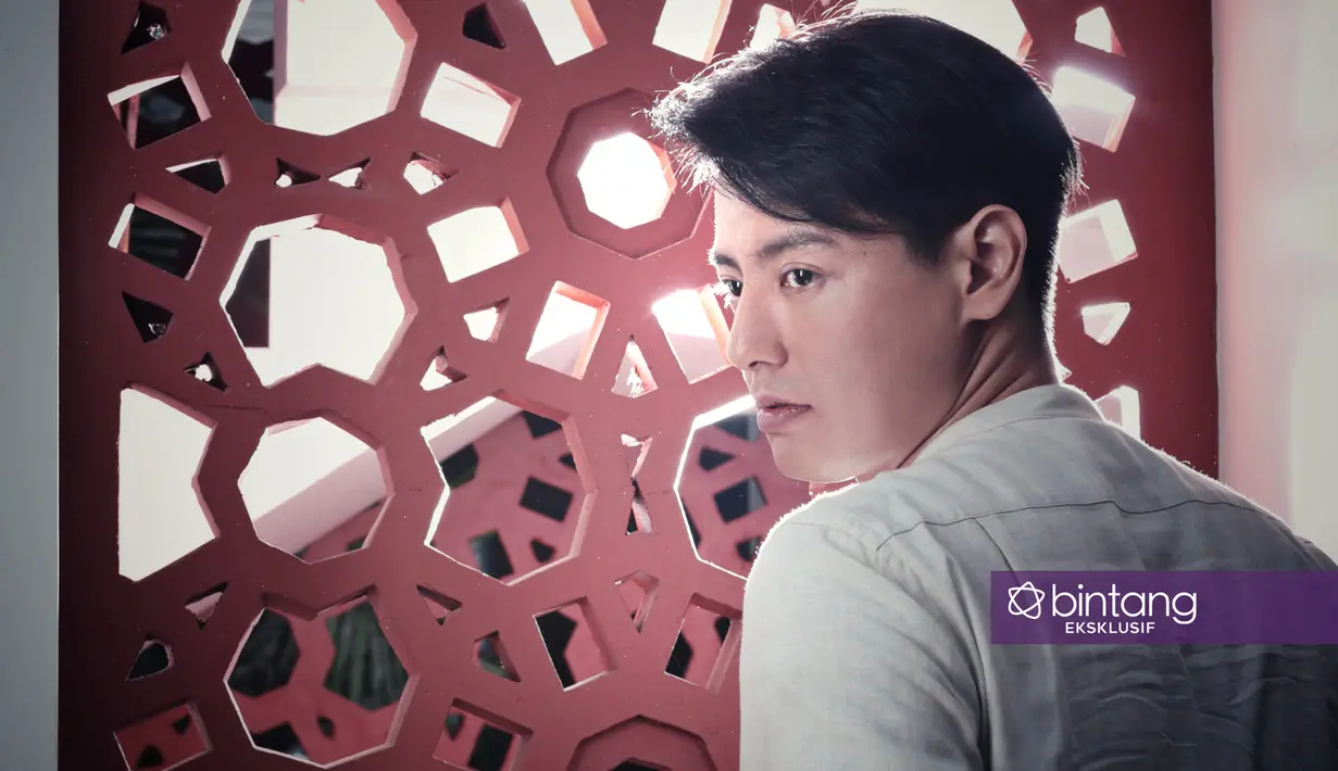 Banyak perempuan yang mengidolakan Roger Danuarta. Memiliki wajah tampan di tambah lagi terkenal. Beberapa perempuan dikabarkan pernah menjalin kedekatan dengan pesinetron Anugerah Cinta ini. (Deki Prayoga/Bintang.com)