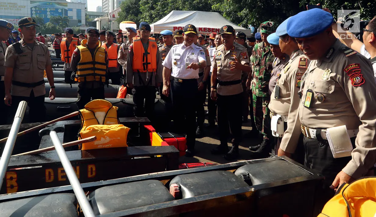 Gubernur DKI Jakarta, Anies Baswedan bersama Kapolda Metro Jaya, Idham Azis mengecek kelengkapan perahu karet pada apel Kesiapan Tanggap Musim Penghujan Tahun 2018-2019 di Polda Metro Jaya, Jumat (16/11). (Liputan6.com/Johan Tallo)