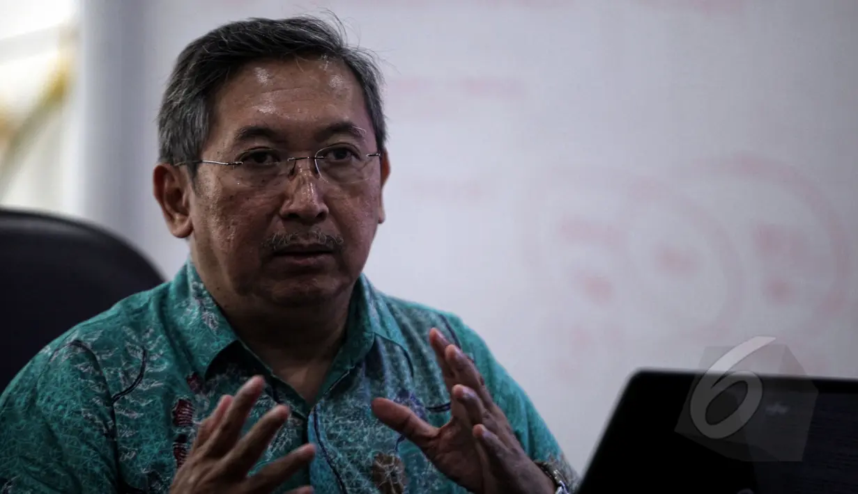 Kepala Bidang Penyelesaian Laporan Ombudsman, Budi Santoso menjelaskan temuan pelanggaran saat penyelengaraan UN 2015 dari hasil pemantauan saat UN di tingkat SMP dan SMA di 33 Provinsi, Jakarta, Kamis (21/5/2015). (Liputan6.com/Yoppy Renato)