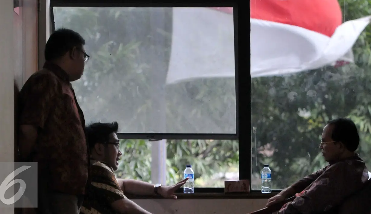 Mantan Menteri Agama Suryadharma Ali (kanan) jelang menjalani sidang lanjutan di Pengadilan Tipikor, Jakarta, Rabu (7/10/2015). Dalam sidang tersebut Jaksa Penuntut Umum KPK menghadirkan empat saksi dari Kementerian Agama. (Liputan6.com/Andrian M Tunay)