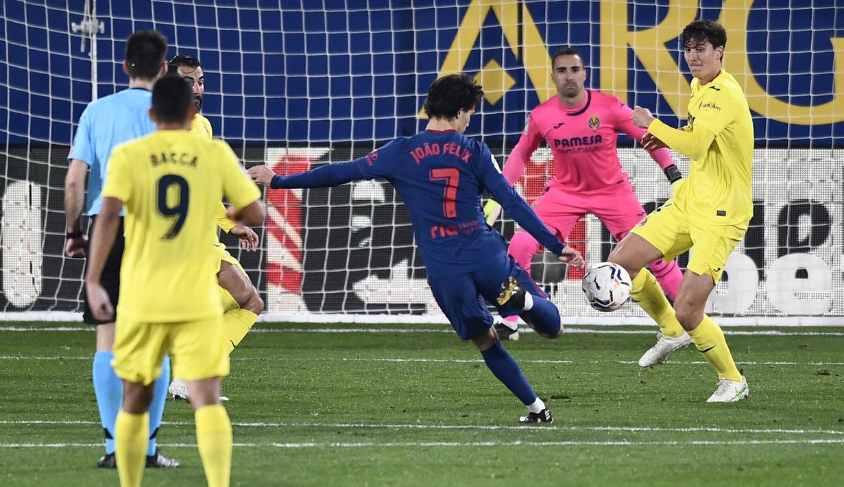 Pemain Atletico Madrid, Joao Felix, mencetak gol ke gawang Villareal pada laga Liga Spanyol di Stadion Ceramica, Minggu (28/2/2021). Atletico Madrid menang dengan skor 2-0. (AP/Jose Breton)
