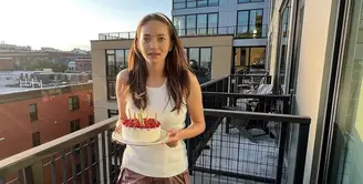 Enzy Storia memiliki pesona yang tak terbantahkan. Bahkan ia tak ragu mengunggah foto dirinya tanpa makeup. [Foto: Instagram/ Enzy Storia]