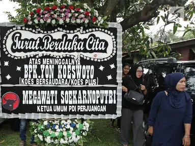 Karangan bunga dari Ketua Umum PDI Perjuangan, Megawati Soekarnoputri untuk musisi Yon Koeswoyo yang berada di rumah duka di Pamulang, Tanggerang Selatan, Jumat (5/1). (Liputan6.com/Herman Zakharia)