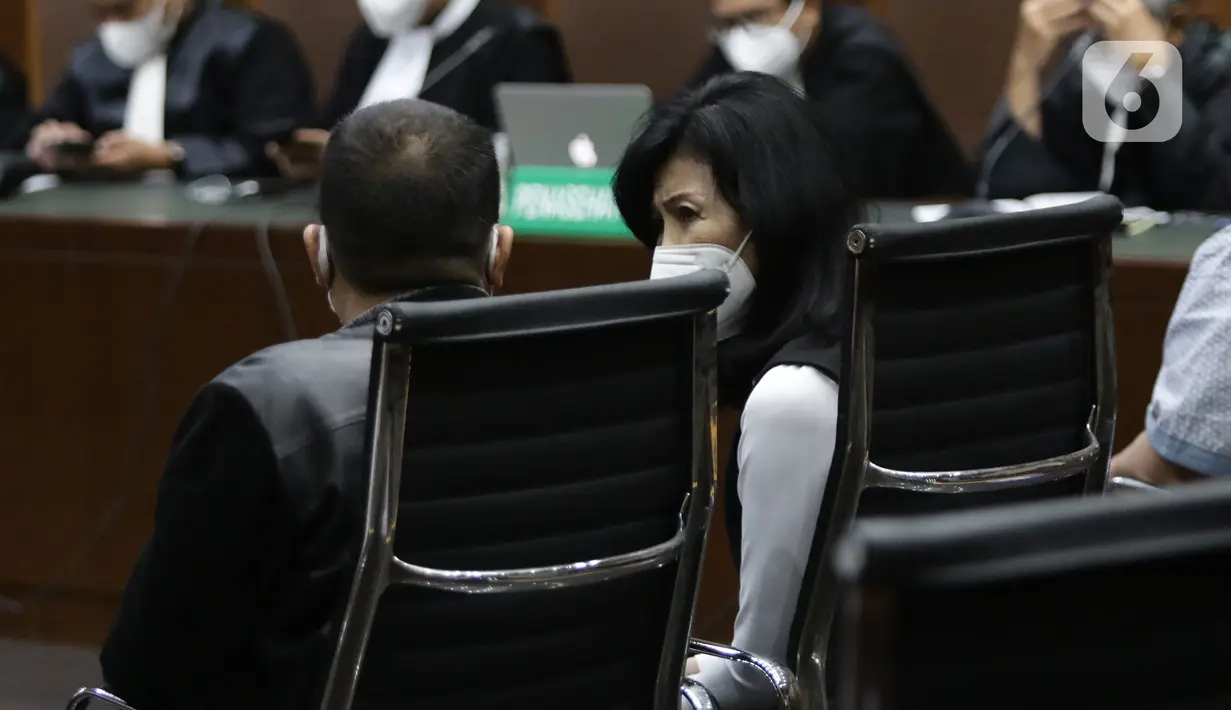 Terdakwa dugaan tindak pidana korupsi pengadaan tanah di Munjul, Jakarta Timur, Anja Runtuwene (tengah) saat sidang pembacaan tuntutan di Pengadilan Tipikor Jakarta, Kamis (10/2/2022). Anja Runtuwene dituntut pidana penjara selama 5,5 tahun dan denda 500 juta. (Liputan6.com/Helmi Fithriansyah)