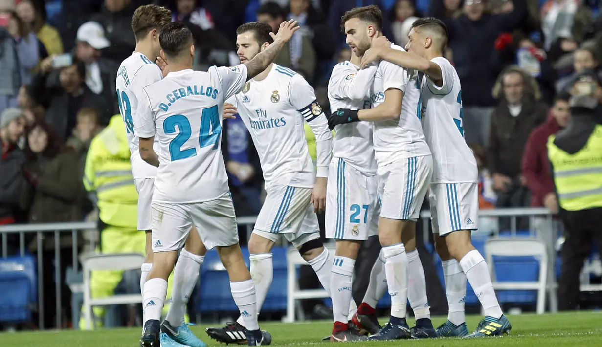 Para pemain Real Madrid merayakan gol Borja Mayoral (2kanan) saat melawan Fuenlabrada pada laga Copa del Rey babak 32  besar di Santiago Bernabeu stadium, Madrid, (28/11/2017). Real Madrid bermain imbang 2-2. (AP/Francisco Seco)