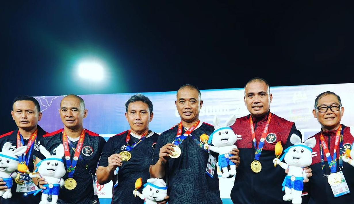 Sahari Gultom (dua dari kanan) bersama tim pelatih Timnas Indonesia U-22 yang lain setelah meraih medali emas di SEA Games 2023.
