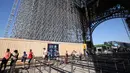 Orang-orang mengantre untuk mengunjungi Menara Eiffel pada hari pembukaan kembali objek wisata tersebut di Paris, Prancis, pada 25 Juni 2020. Menara Eiffel dibuka kembali untuk umum pada Kamis (25/6) setelah ditutup selama tiga bulan akibat pandemi COVID-19. (Xinhua/Gao Jing)