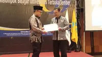 Bupati Banyuwangi Abdullah Azwar menerima penghargaan pendidikan dari Universitas Terbuka (UT) Jember. Bupati Anas dinilai sebagai sosok kepala daerah peduli pada dunia pendidikan dengan menyediakan anggaran khusus beasiswa bagi mahasiswa berprestasi tapi miskin.