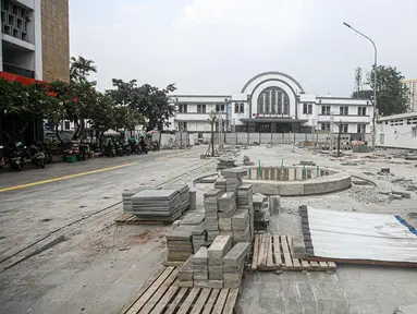 Suasana proyek revitalisasi di depan Stasiun Jakarta Kota, kawasan Kota Tua, Jakarta, Sabtu (23/7/2022). Pemprov DKI Jakarta menyatakan program revitalisasi di kawasan Kota Tua salah satunya bertujuan untuk meningkatkan aksesibilitas dengan mengintegrasikan beragam moda transportasi seperti kereta api, MRT, Transjakarta hingga angkutan perkotaan. (Liputan6.com/Faizal Fanani)