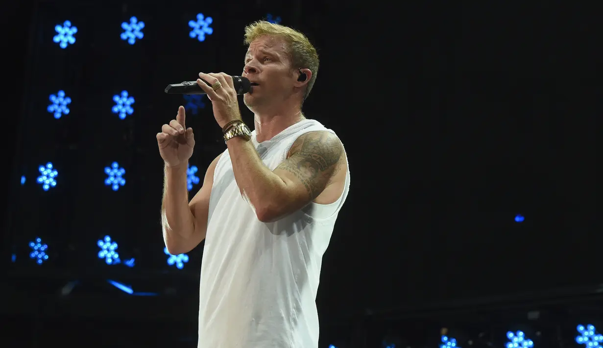Personil Backstreet Boys, Brian Littrell saat menghibur penonton di atas panggung selama 102,7 KIIS FM Wango Tango 2017, California, (13/5). (Kevin Winter/Getty Images/AFP)