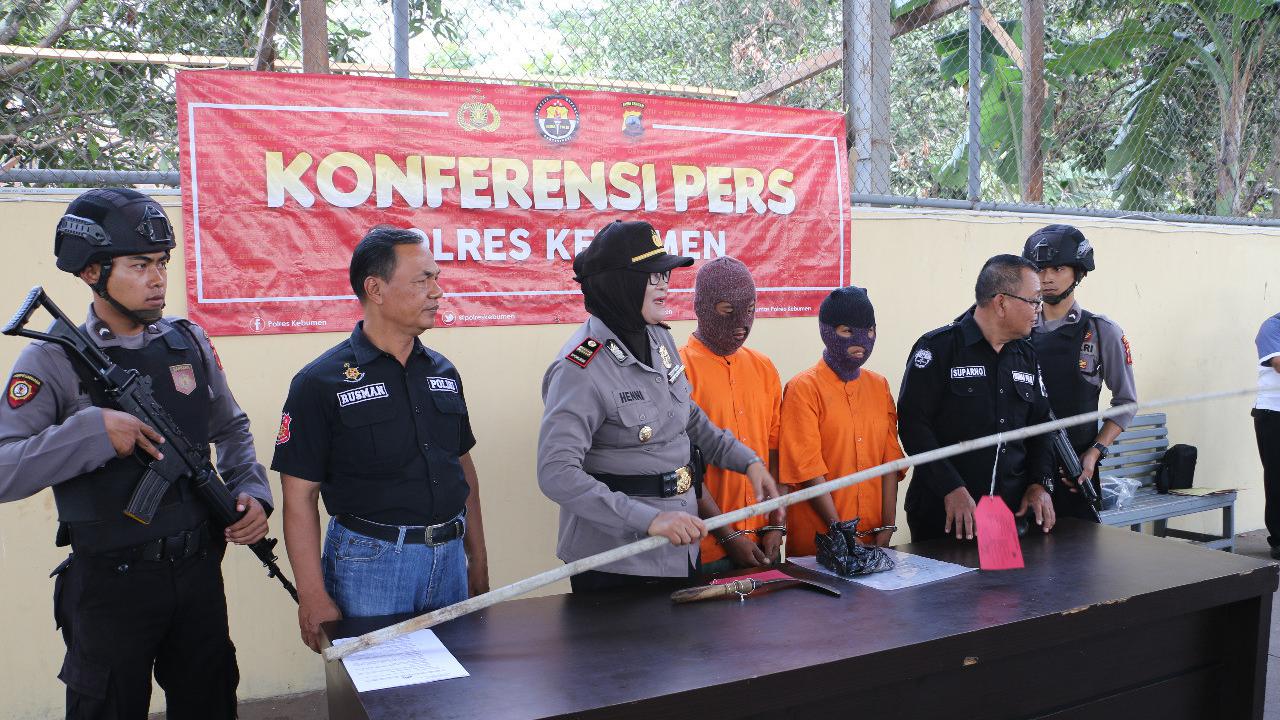 Konferensi pers pengungkapan kasus pencurian oleh kakak dan adik perempuannya. (Foto: Liputan6.com/Polres Kebumen/Muhamad Ridlo)