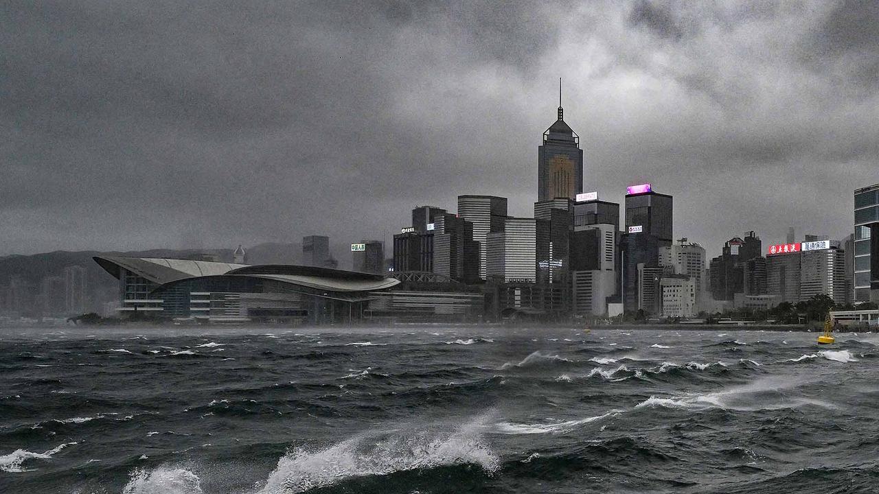 FOTO: Topan Wipha Lumpuhkan Hong Kong, Peringatan Tertinggi Diberlakukan