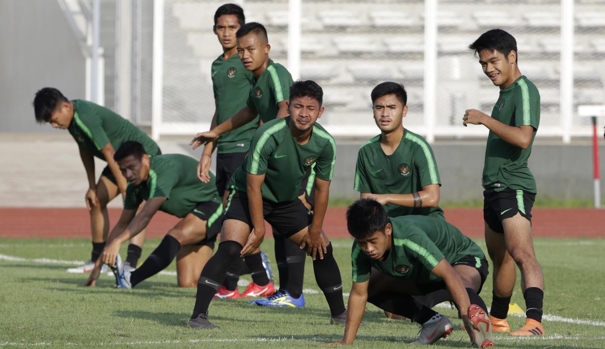Pemain Timnas Indonesia U-22 saat latihan di Stadion Madya, Senayan, Jakarta, Senin (4/3). Latihan tersebut untuk persiapan kualifikasi Piala AFC U-23. (Bola.com/M Iqbal Ichsan)