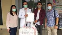 Divisi Marketing dan Bisnis PSSI Pers, Abdul Aziz (kedua dari kanan), memberikan donasi 75 alat pelindung diri (APD) kepada Rumah Sakit Royal Progress yang diwakili oleh GM Royal Sports Medicine Centre, Dr Panudju (kedua dari kiri) (Istimewa)