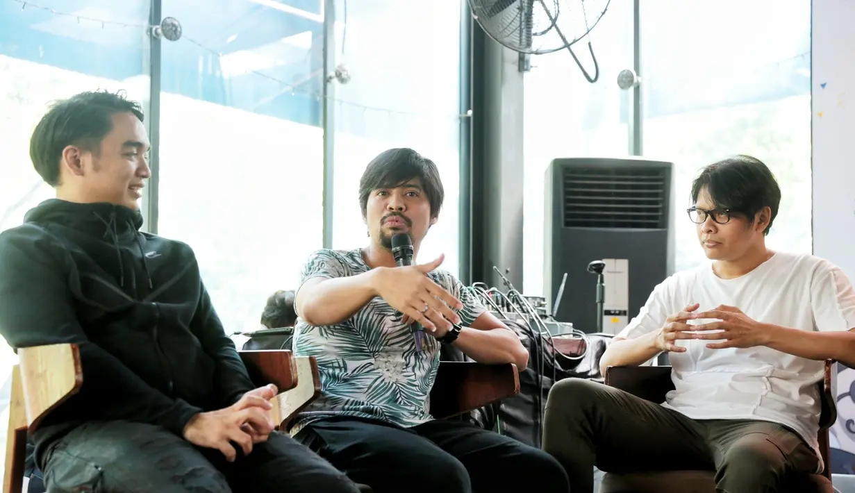 Demi memberikan suguhan spesial dalam aksinya, grup Gigi terlebih dulu membuat daftar lagu dadakan. Hal ini bertujuan agar lagu yang dibawakan sesuai dengan usia para pengunjung yang hadir. (Adrian Putra/Bintang.com)