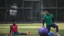 Pemain Timnas Indonesia U-22, Bagas Adi Nugroho dan Osvaldo Haay, latihan terpisah di Lapangan SPH Karawaci, Banten, Kamis (10/8/2017). Latihan dilakukan sebagai persiapan jelang SEA Games 2017 Malaysia. (Bola.com/Vitalis Yogi Trisna)