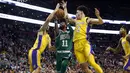 Pemain Boston Celtics, Kyrie Irving (11) berusaha melewati kawalan dua pemain Los Angeles Lakers pada laga NBA basketball game di TD Garden, Boston, (8/11/2017). Celtics menang 107-96. (AP/Winslow Townson)