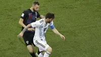 Kapten timnas Argentina, Lionel Messi, mendapat pengawalan ketat dari gelandang Kroasia, Marcelo Brozovic, pada laga kedua Grup D Piala Dunia 2018 di Nizhny Novgorod Stadium, Jumat (22/6/2018) dini hari WIB. (AP Photo/Michael Sohn)