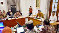 Mensos Saifullah Yusuf memimpin rapat digitalisasi Bansos di Pendopo Shaba Sabaha Swagata Balambangan Banyuwangi ( istimewa)