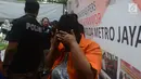 Seorang tersangka menutupi wajahnya saat dihadirkan polisi dalam rilis kasus praktik prositusi di Apartemen Kalibata City, Jakarta, Kamis (29/3). Polisi mengamankan empat tersangka, SL, IP, MP dan YP bersama barang bukti. (Merdeka.com/Imam Buhori)