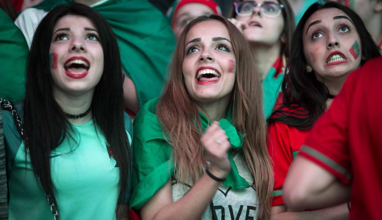Fans cantik Portugal terlihat kegirangan saat timnya mencetak gol ke gawang Wales pada semi-final Piala Eropa 2016 di Fans Zone Champ de Mars,  Paris, Kamis  (7/7/2016) dini hari WIB. (AFP/Geofroy Van Der Hasselt)