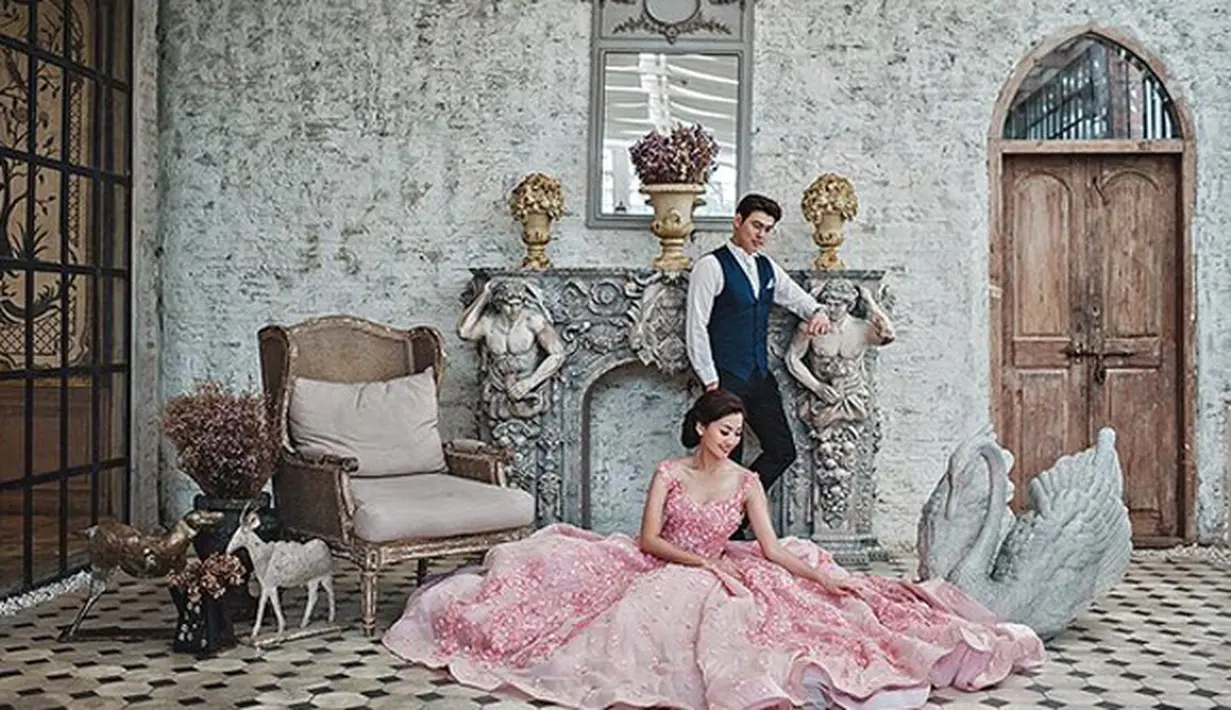 Di saat ibunya sedang sakit, Asty menggelar pernikahan di salah satu hotel di Nusa Dua, Bali pada Minggu (2/10). Masih di hari yang sama, Asty langsung menggelar resepsi di pinggir pantai. (Instagram/asty_ananta)