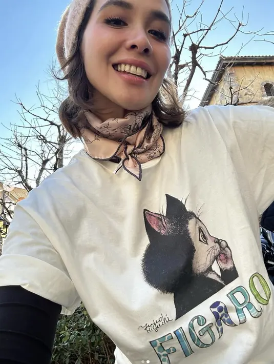 Menjadikan penampilannya terlihat lebih istimewa, ia menambahkan lilitan scarf yang hadirkan gaya chic saat dikenakan. [Foto: Instagram/ Marsha Timothy]