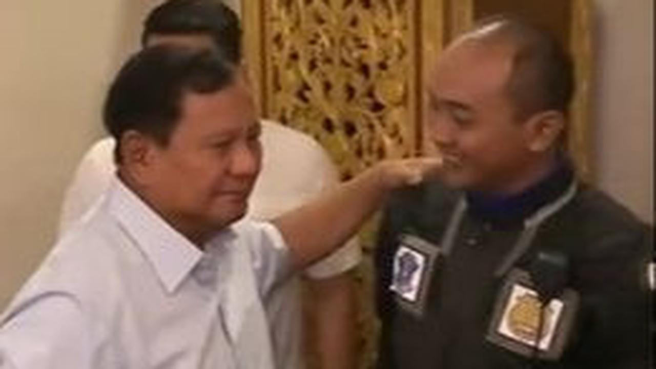 "Terima kasih ya..Mereka ini mempertaruhkan nyawa untuk saya," kata Prabowo