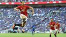 Zlatan Ibrahimovic bersama Juan Matta merayakan gol saat melawan Leicester City pada laga Community Shield di Stadion Wembley, Minggu (7/8/2016). (EPA/Andy Rain)