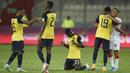 Hingga laga berakhir, skor 1-1 tetap bertahan. Meskipun tertunda, Ekuador masih memelihara peluang lolos langsng ke Qatar dengan menempati posisi ketiga klasmen dengan 25 poin. Sementara Peru juga masih punya peluang di posisi ke-5 dengan 21 poin. (AFP/Ernesto Benavides)