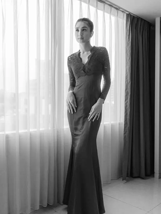 Dengan busana full red, Mikha Tambayong hadirkan pesona bold yang berbeda saat siang dan malam hari [@miktambayong]