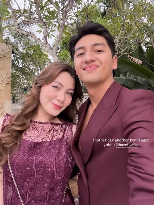 Haviza Devi hadir bersama Harris Vriza, keduanya pun kompak mengenakan busana nuansa maroon. Haviza dibalut dress dengan outer lace. [@havizadevianjani]
