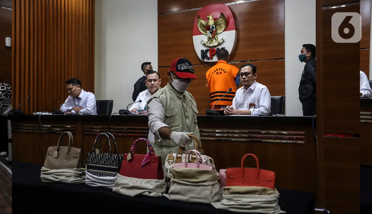 Aset mewah tersebut merupakan hasil temuan tim penyidik KPK saat menggeledah rumah Rafael Alun, beberapa waktu lalu. (Liputan6.com/Johan Tallo)