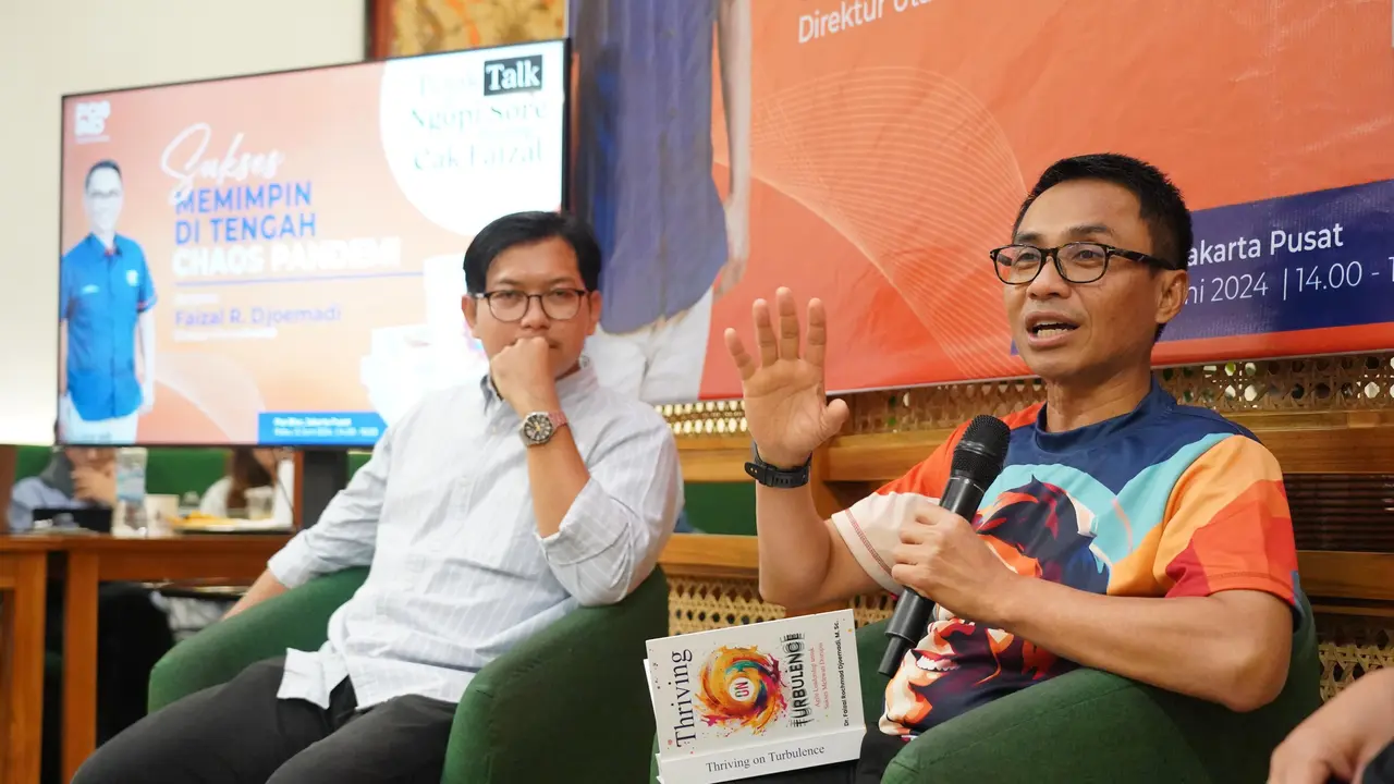Direktur Utama Pos Indonesia Faizal Rochmad Djoemadi, dalam acara Book Talk bertajuk Sukses Memimpin di Tengah Chaos Pandemi. (Dok PosIND)