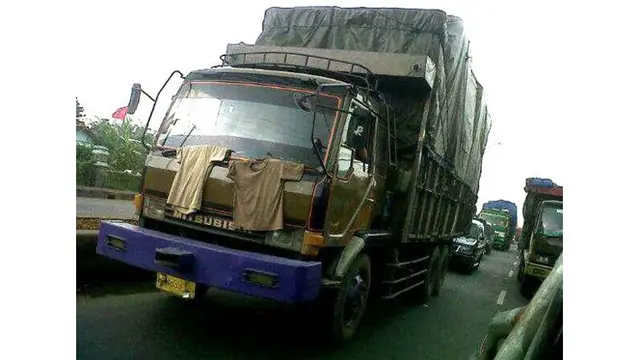 6 Potret Jemur Pakaian di Kendaraan Ini Bikin Tepuk Jidat