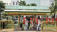 Pengunjung mengenakan masker menunggu transportasi di halte depan RSPI Prof. DR. Sulianti Saroso, Jakarta, Senin (2/3/2020). Pegawai dan pengunjung mengenakan masker sebagai pencegahan penularan pasca dua pasien positif terinfeksi Corona dirawat di rumah sakit tersebut.(merdeka.com/Iqbal S. Nugroho)