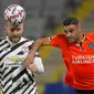 Pemain Istanbul Basaksehir, Aziz Behich, berebut bola dengan pemain Manchester United, Luke Shaw, pada laga Liga Champions di Stadion Fatih Terim, Kamis (5/11/2021). MU takluk dengan skor 2-1. (AP Photo)