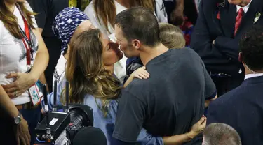 Model asal Brasil, Gisele Bundchen mencium sang suami yang merupakan pemain New England Patriots, Tom Brady usai pertandingan melawan Atlanta Falcons di NFL Super Bowl 51 di Houston, AS (5/2).  (Bob Levey / Getty Images /AFP)