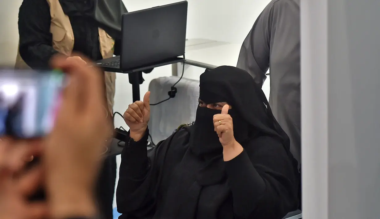 Seorang warga setelah menjalani penyuntikan vaksin virus Covid-19 di pusat vaksinasi yang diawasi Kementerian Kesehatan Arab Saudi di Riyadh (17/12/2020). Otoritas Arab Saudi meminta warga yang ingin divaksinasi agar mendaftar terlebih dahulu melalui aplikasi yang disediakan. (AFP/Fayez Nureldine)
