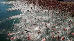 Peserta lomba renang saat bersaing menyeberangi Danau Zurich, Swiss (24/8). Lomba sejauh 1,5 km ini diikuti oleh ratusan orang mulai dari anak muda hingga orang tua. (REUTERS/Arnd Wiegmann)