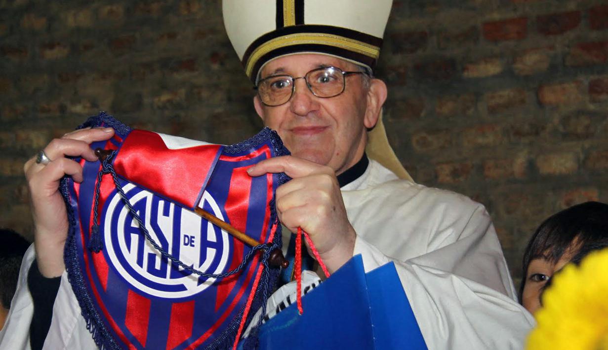 Kardinal Jorge Mario Bergoglio, sebelum menjadi Paus Fransiskus, memegang emblem klub sepak bola kesayangannya, San Lorenzo di Buenos Aires, Argentina. Ia terpilis sebagai Paus pada 13 Maret 2013 menggantikan Paus Benedikt XVI sebagai pemimpin 1,2 miliar umat katolik. (AFP/NA)