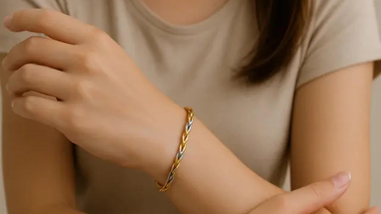 8 Gelang Rantai Twist untuk Ibu Muda, Tampil Elegan Sehari-hari dan Kekinian
