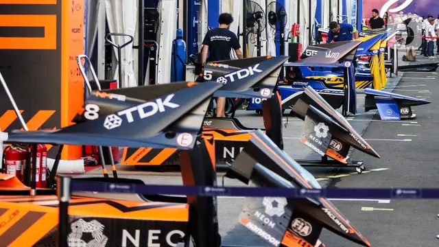 Melihat Kesibukan Paddock Tim Balap Formula E Jelang Balapan di Jakarta E-Prix 2025